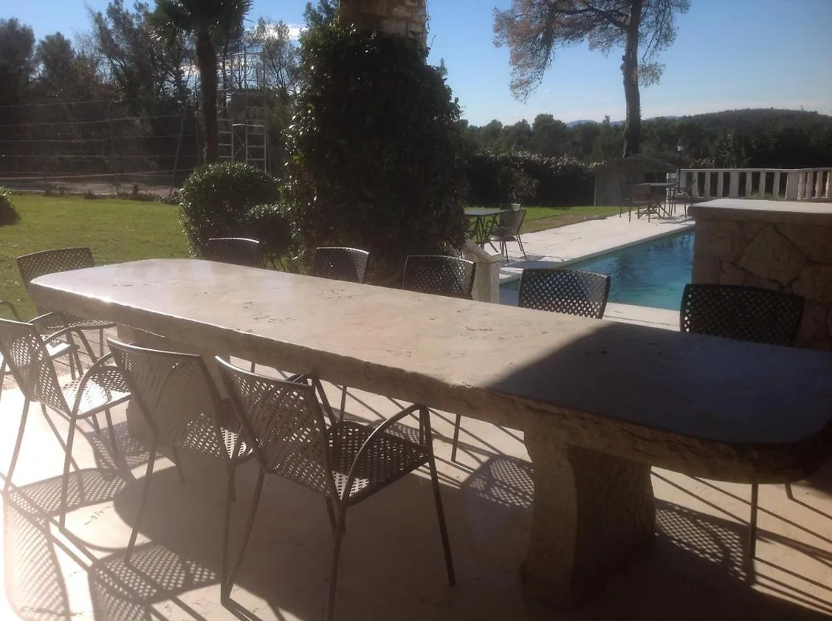 לינה וארוחת בוקר ונס La Bastide Aux Oliviers 0*,