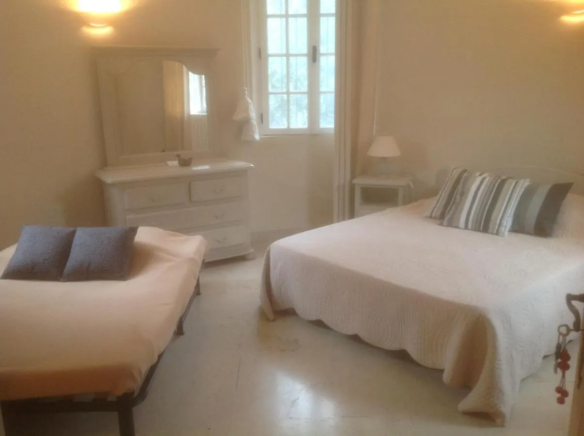 לינה וארוחת בוקר ונס La Bastide Aux Oliviers